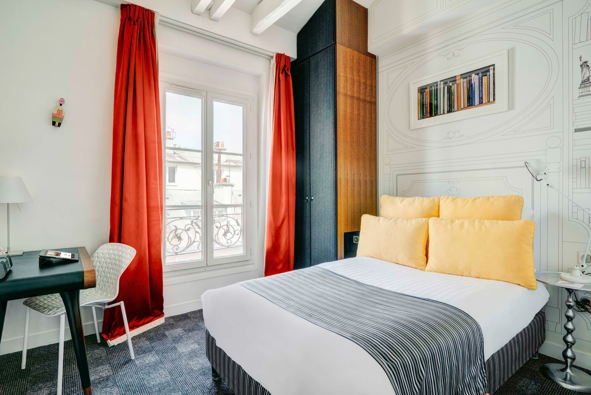 CONNECTING, 2 ROOMS