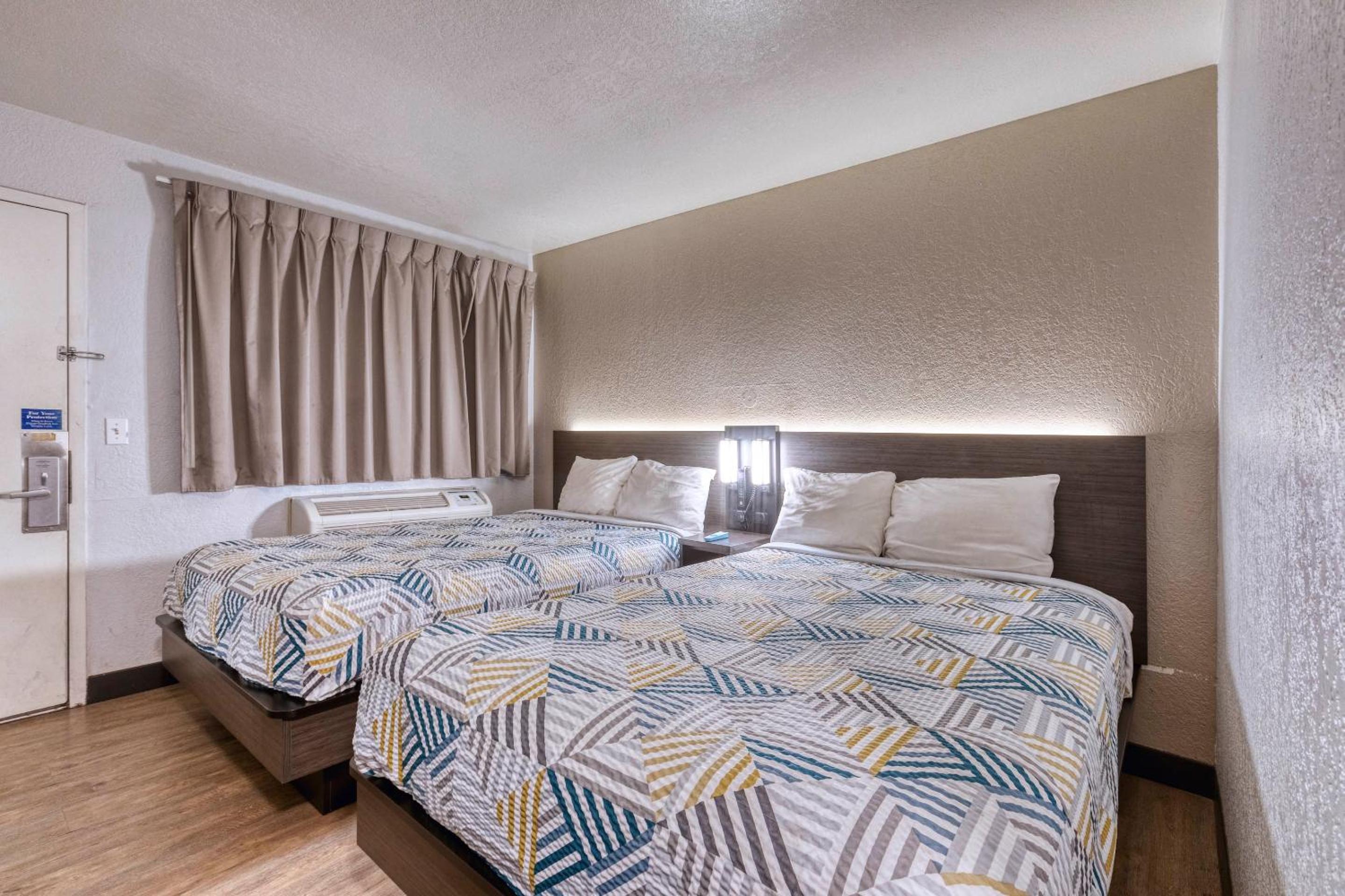 2 Full Beds - Non-Smoking