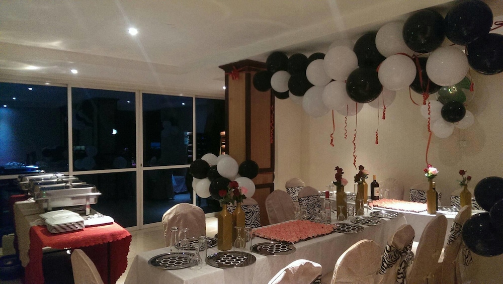 Makutano Hotel 10/18
