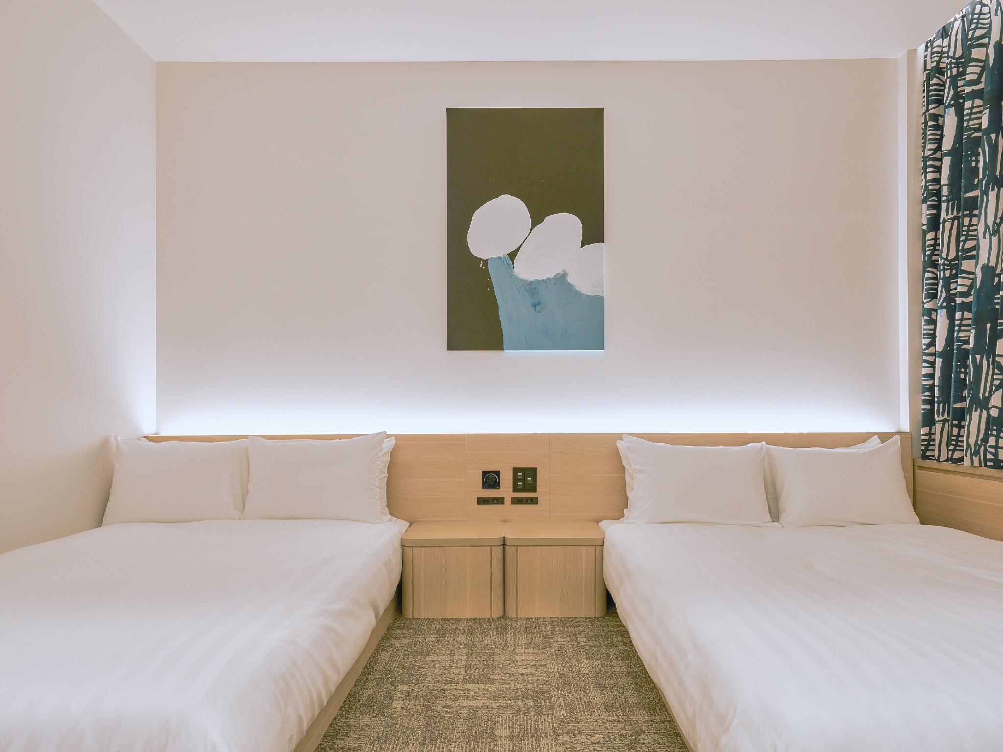 Universal, Twin Beds