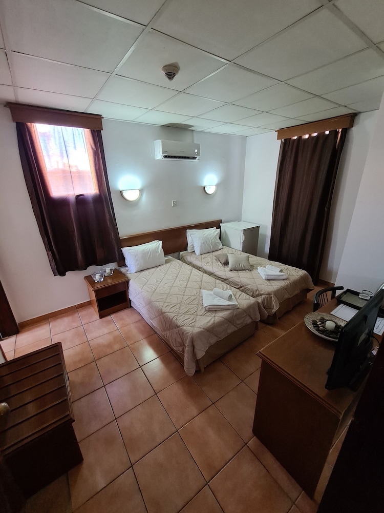 ROOM, TWIN BEDS