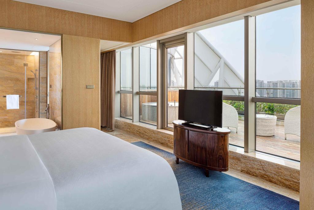 Guest Room, King Bed, Sea View, Balcony, Club Lounge Access