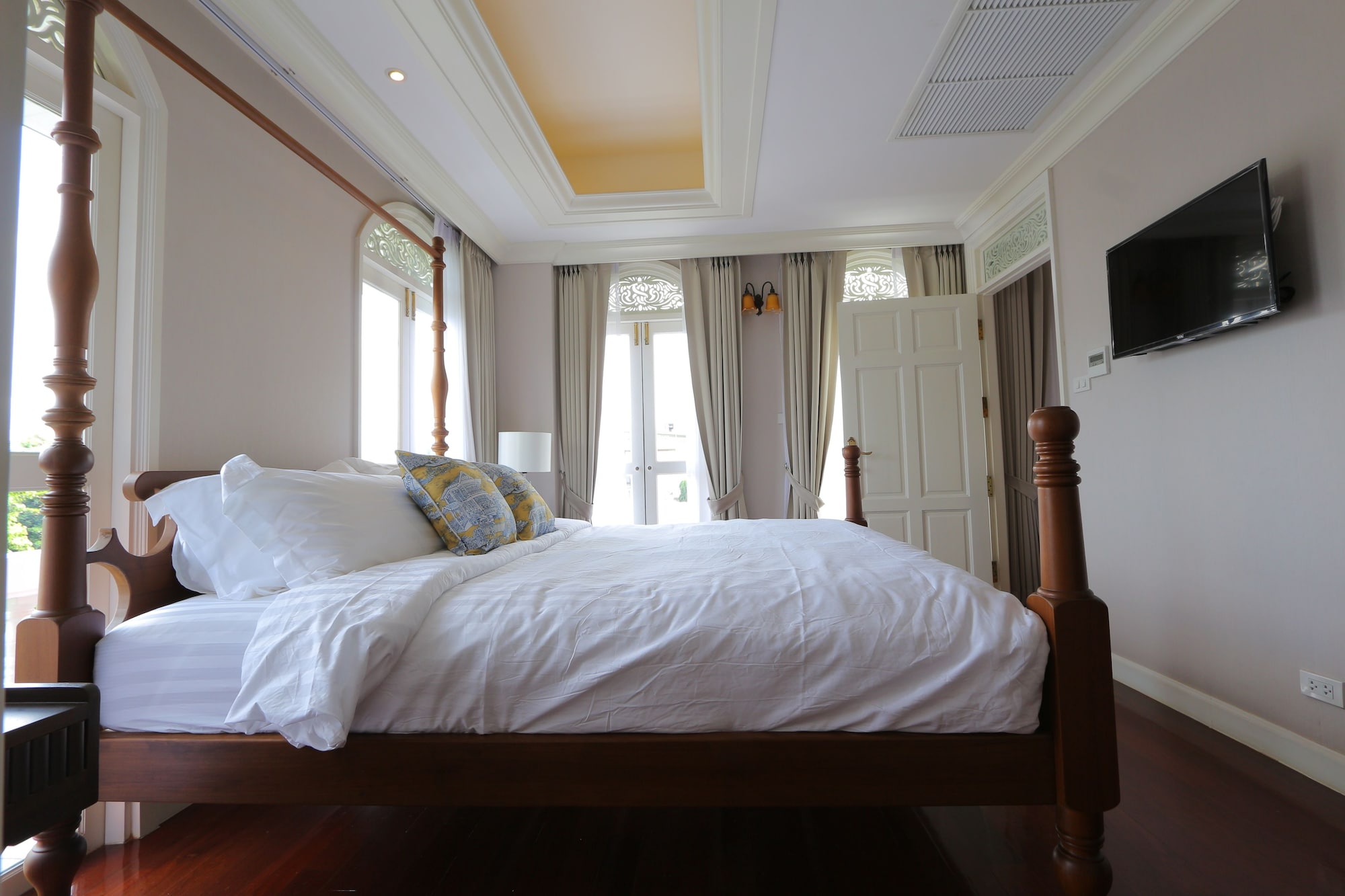 1 BEDROOM, SUITE