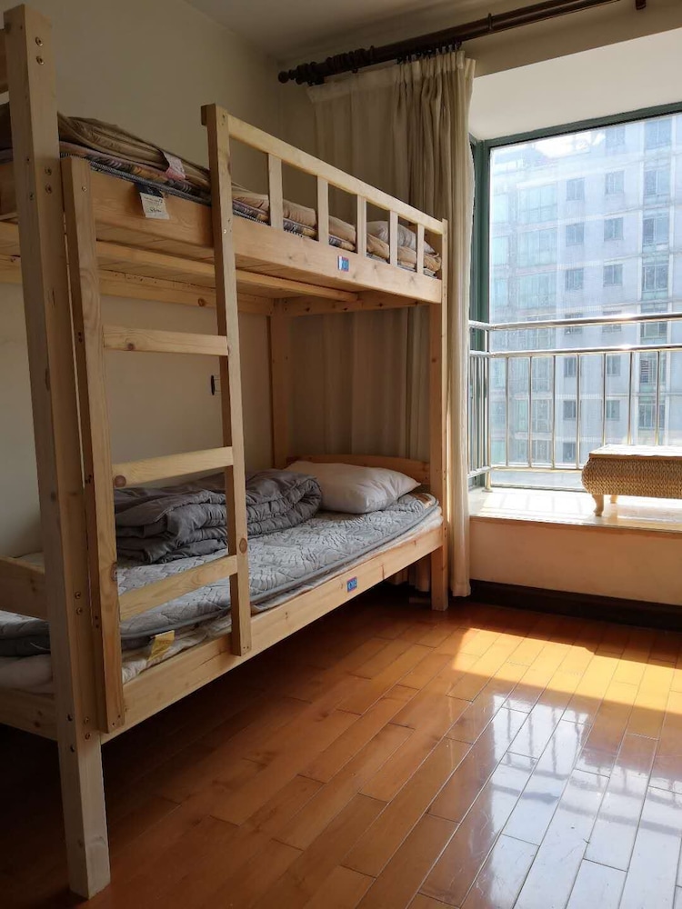 Pinkhostelling Laternational 8/22