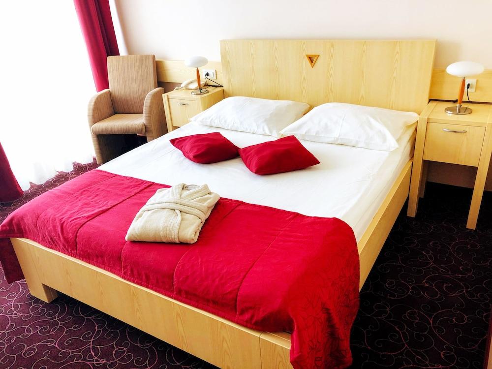 Room, Single, Single Bed, Forest View
