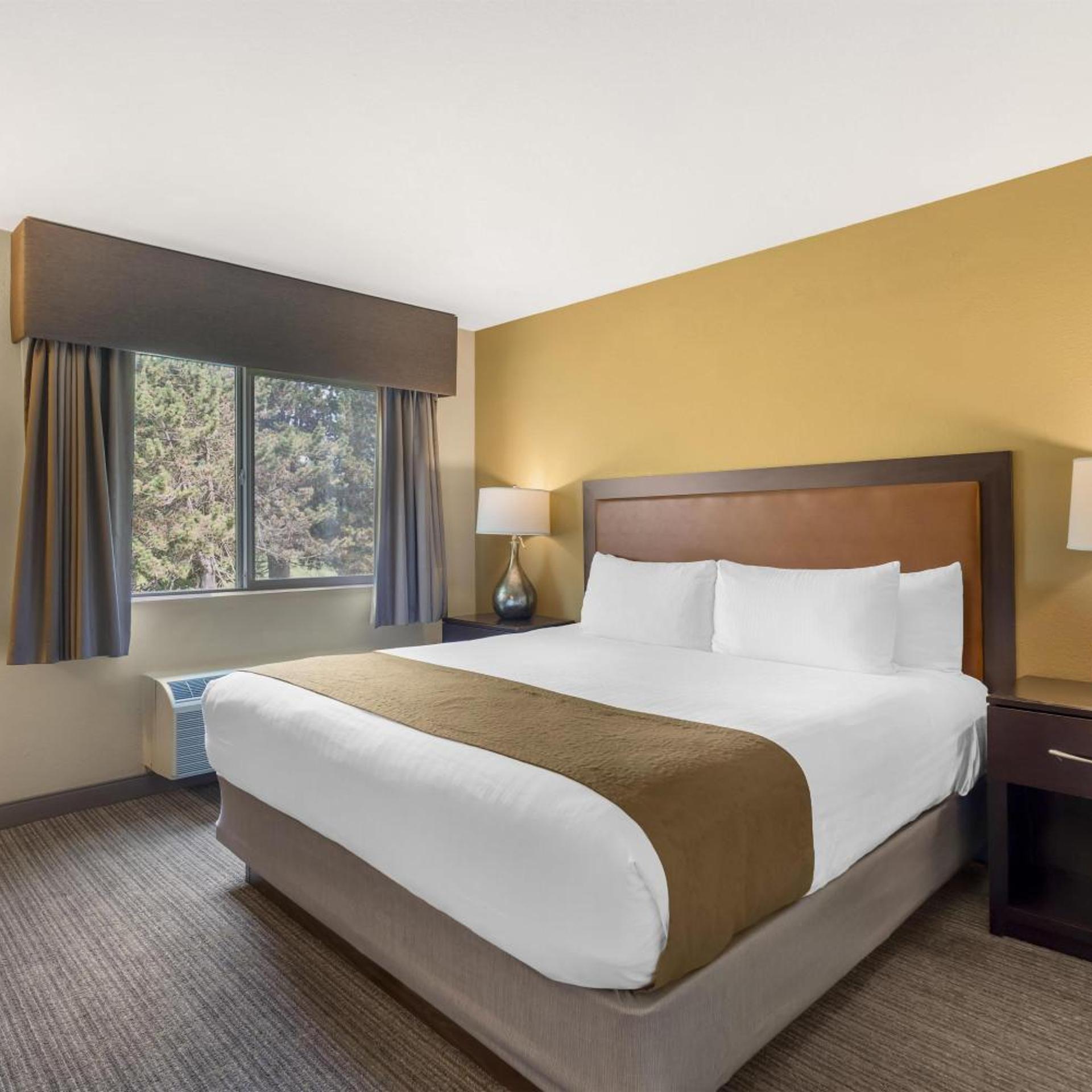 Suite, King Bed, Golf Course View, Balcony