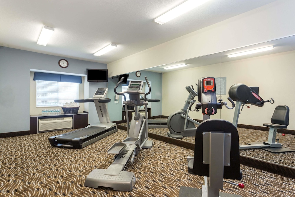 Microtel Inn & Suites by Wyndham Spring Hill/Weeki Wachee 16/30