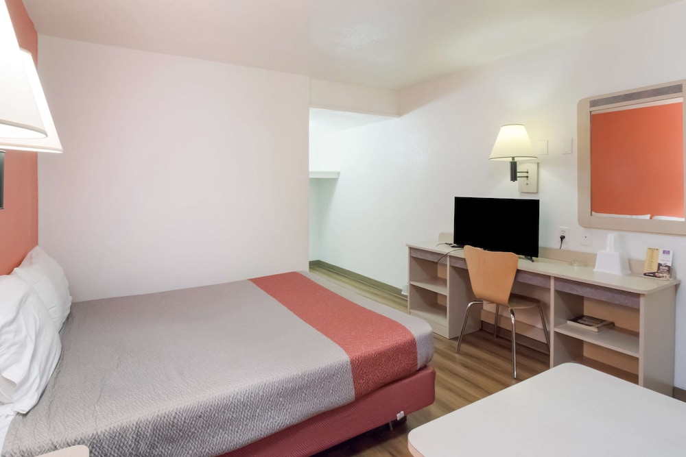 غرفة قياسية بسرير كوين لذوي الإعاقة، Motel6 Moses Lake, WA 3/7