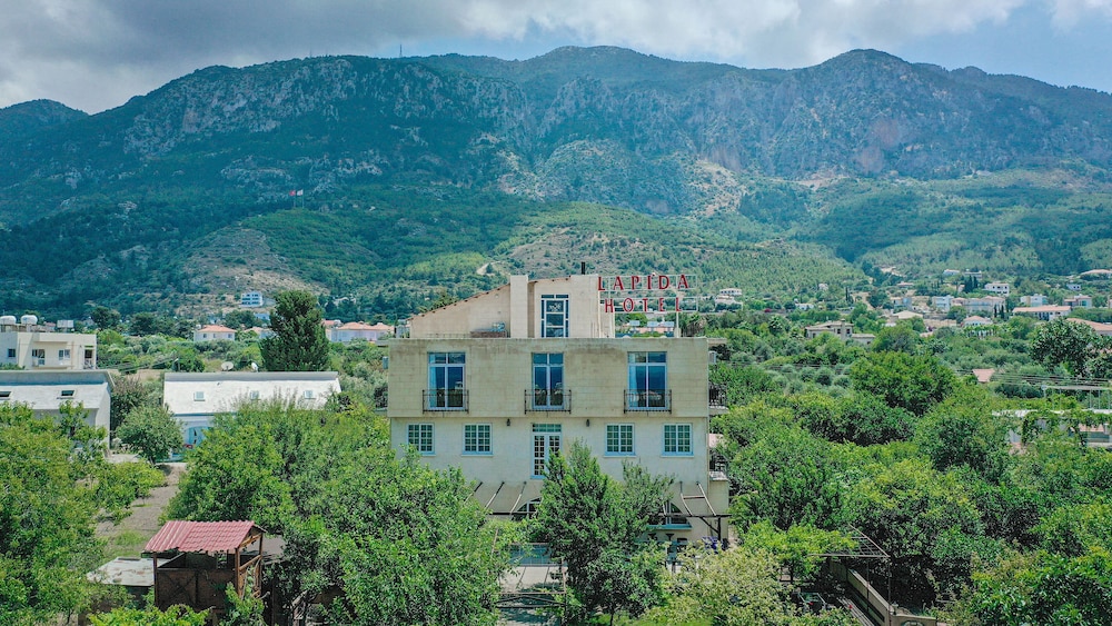 Lapida Garden Hotel 46/48