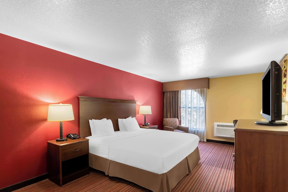 غرفة قياسية بسرير كينج، SureStay Plus by Best Western San Antonio Fiesta Inn 3/7