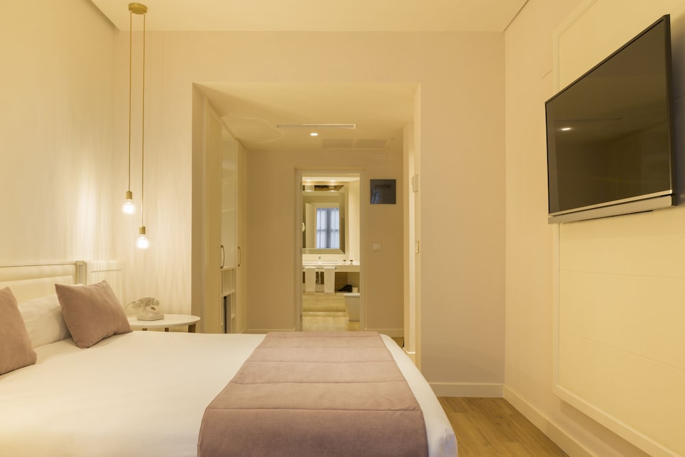 ROOM, QUADRUPLE