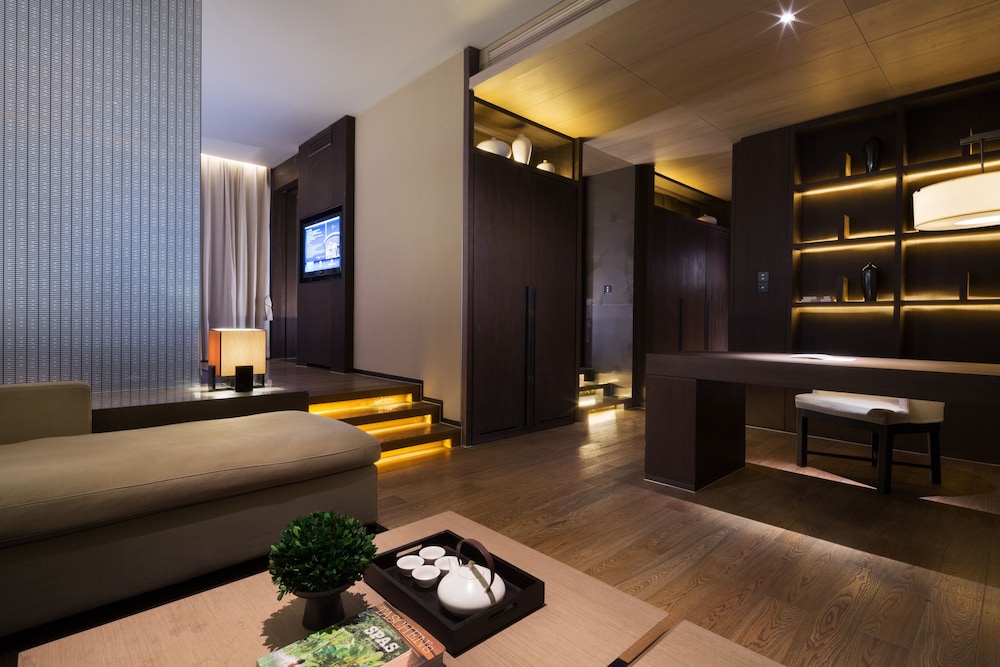 The East Hotel 26/50
