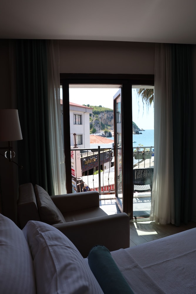 Sardinia Hotel 32/50