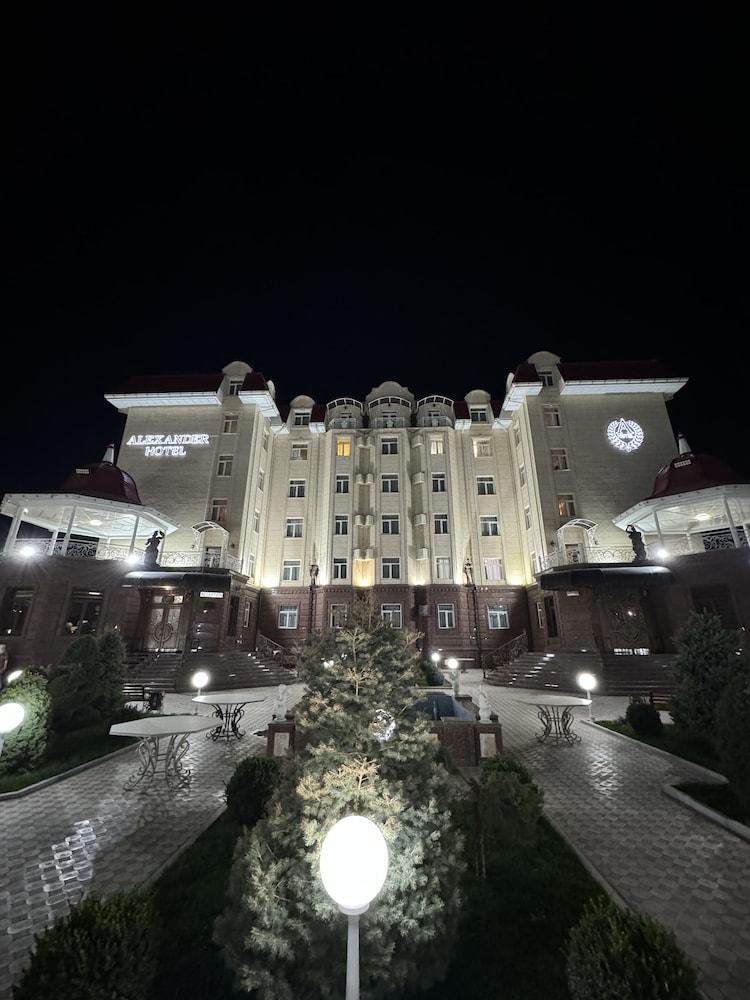 Alexander Hotel 6/38