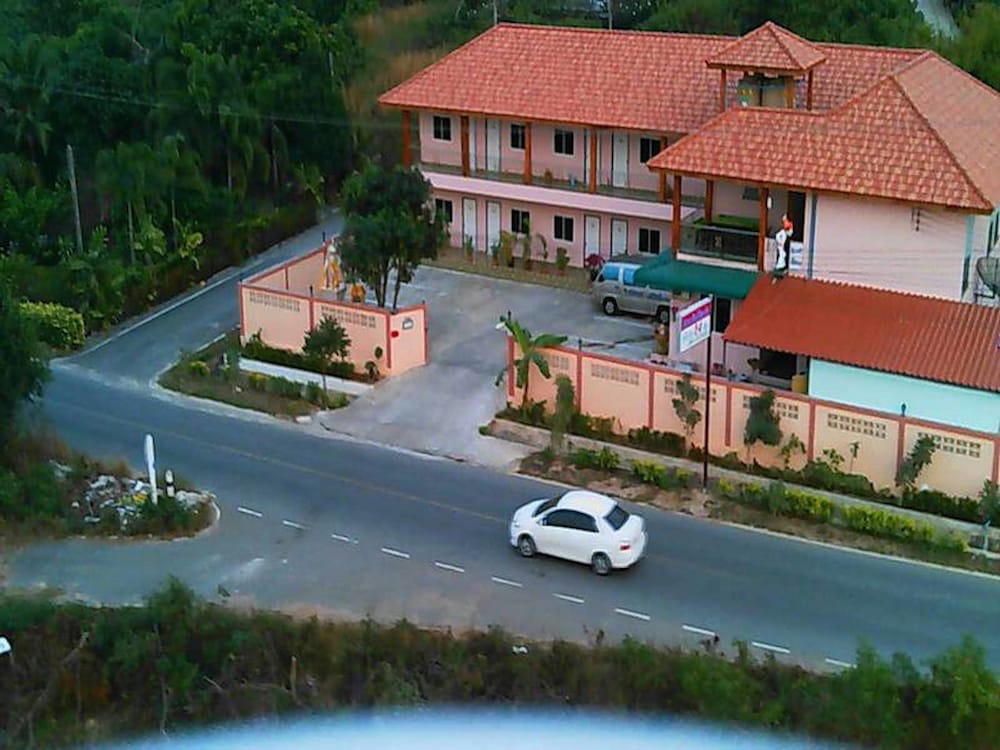 Wattana Hill Resort 26/28