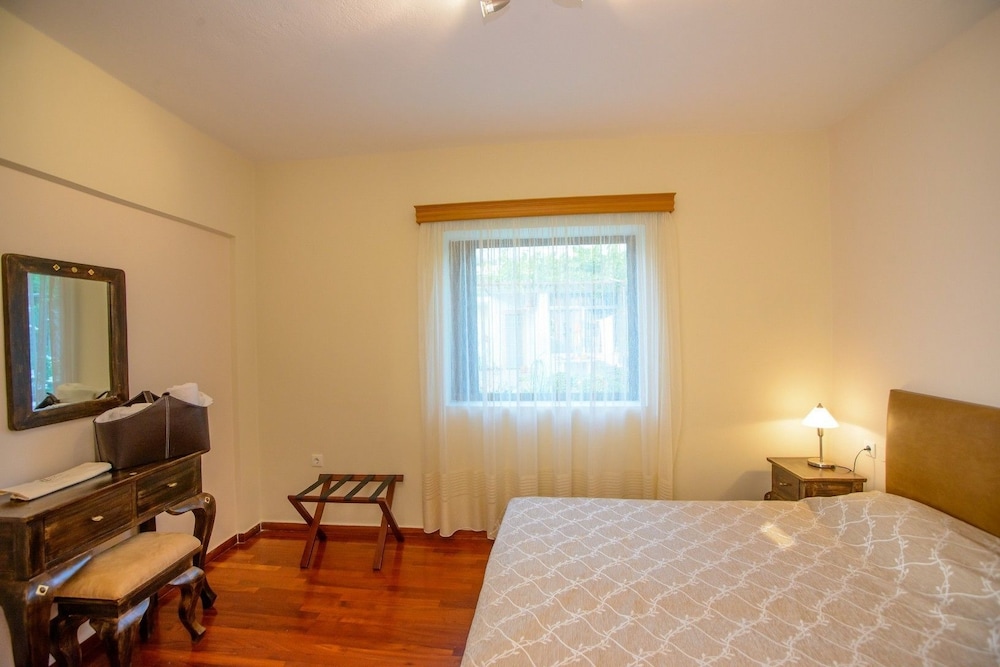 Moireas Apartments 8/29