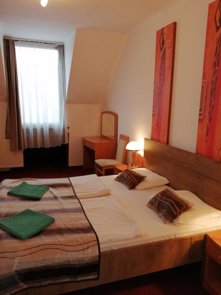 Minaret Hotel 8/50