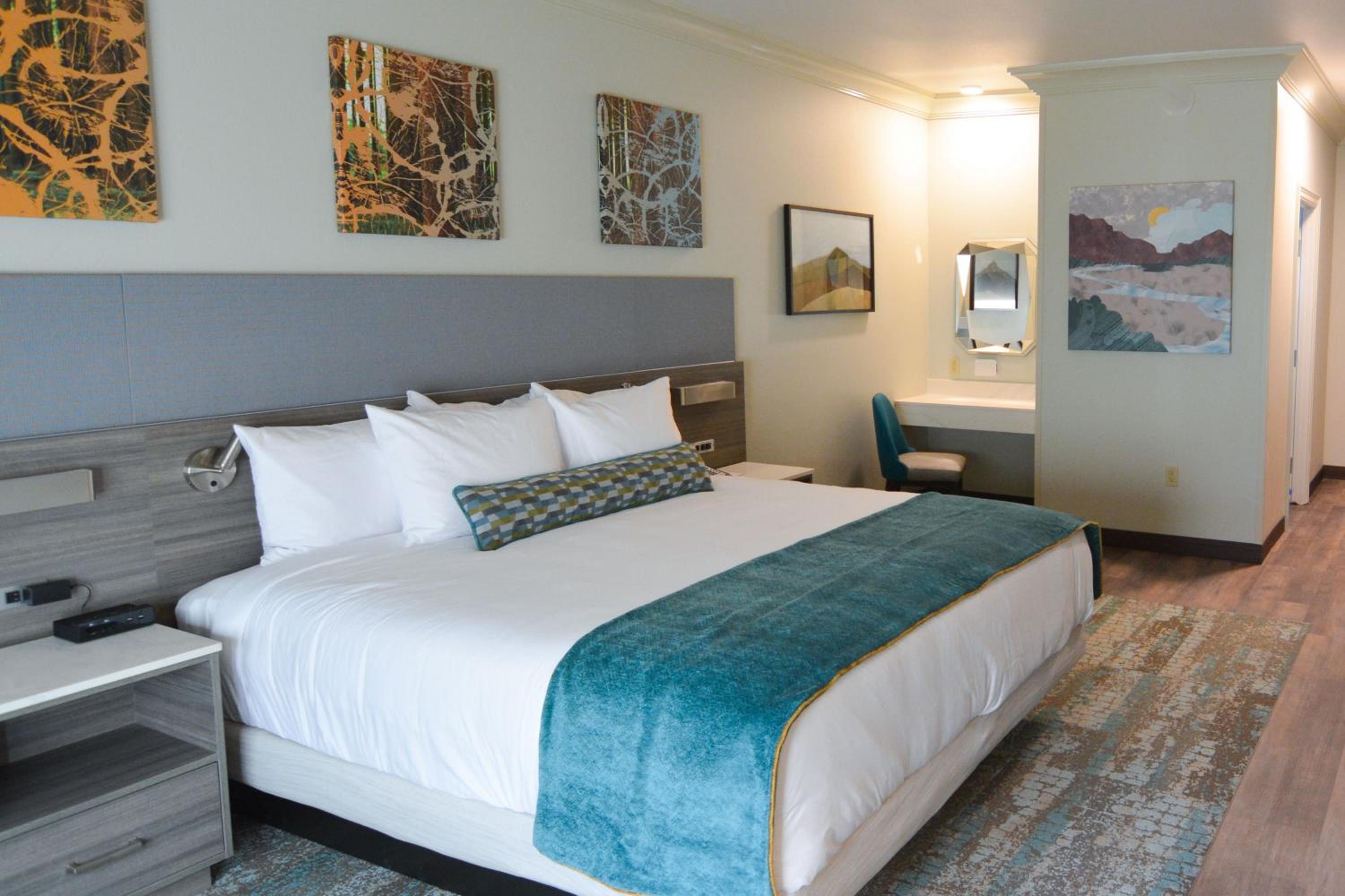 Room, King Bed, Balcony, Blue Lake Casino Hotel 2/10