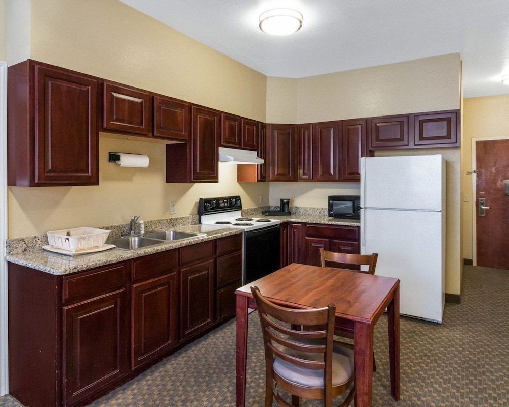 Quality Suites Midland North Loop 250 42/63