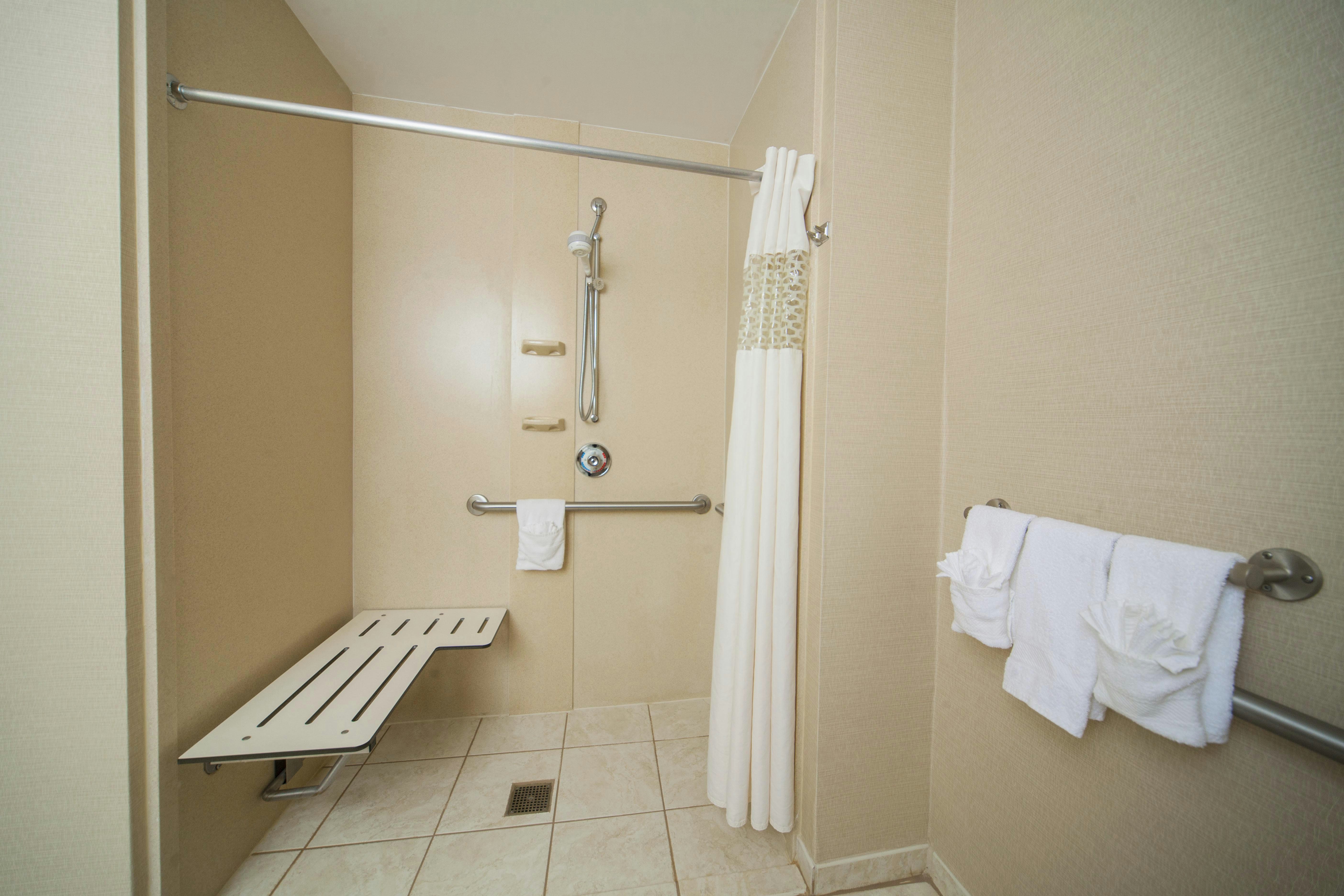 استوديو بسريرين كوين لذوي الإعاقة، Hampton Inn and Suites Valdosta Conference Center 4/4