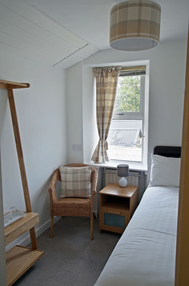 Brook House 15/32
