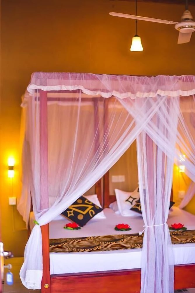 Mrs Wijenayake's Beach Haven Guest House 12/34
