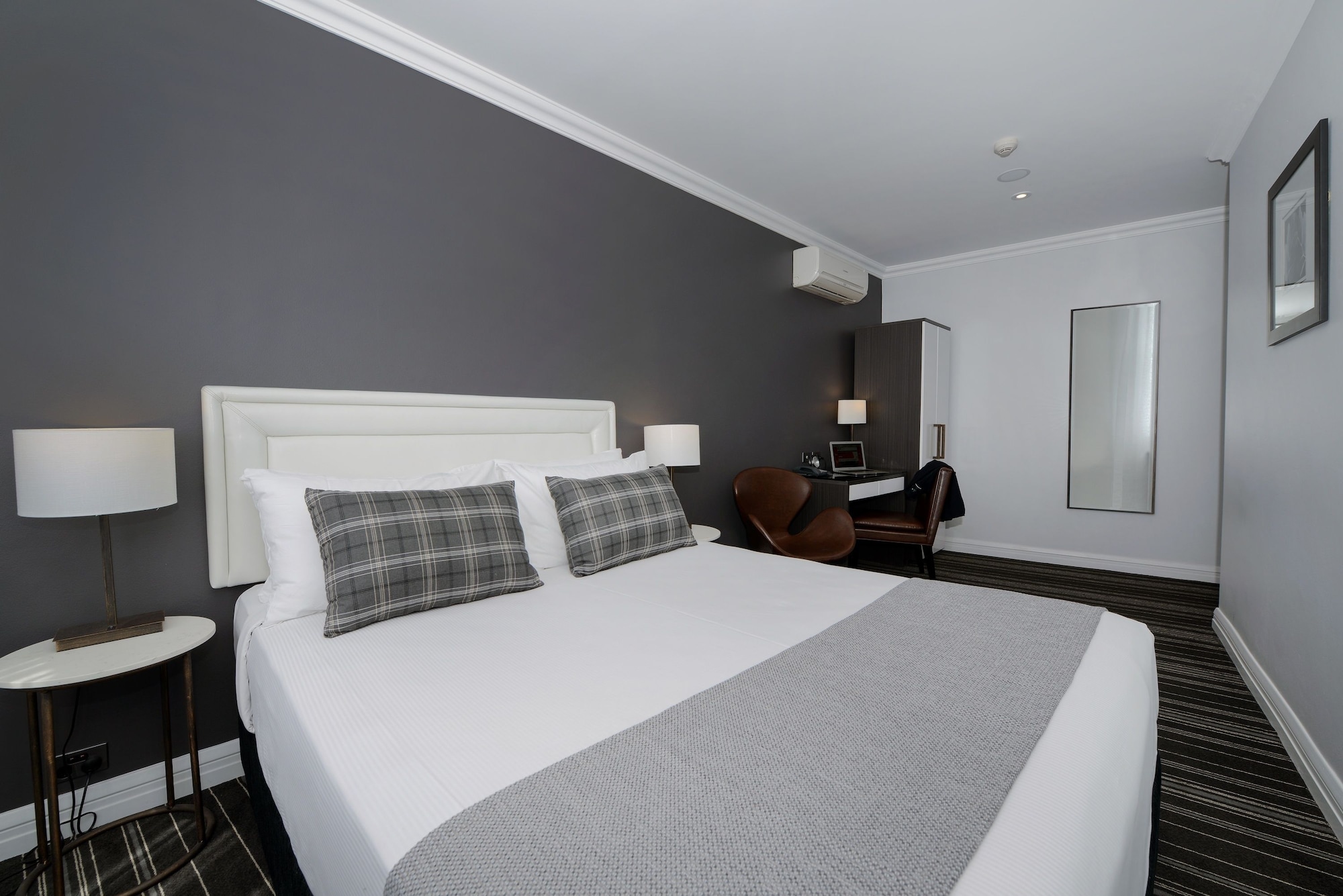 ROOM, QUEEN BED