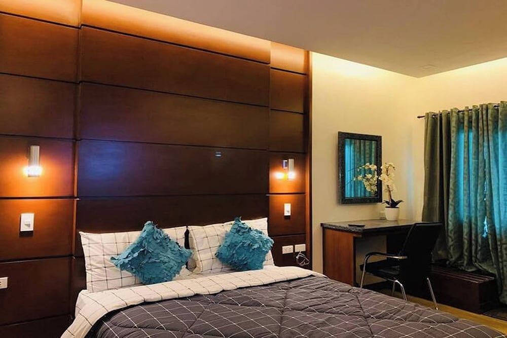 Jo Carter's Hotel & Suites 27/60
