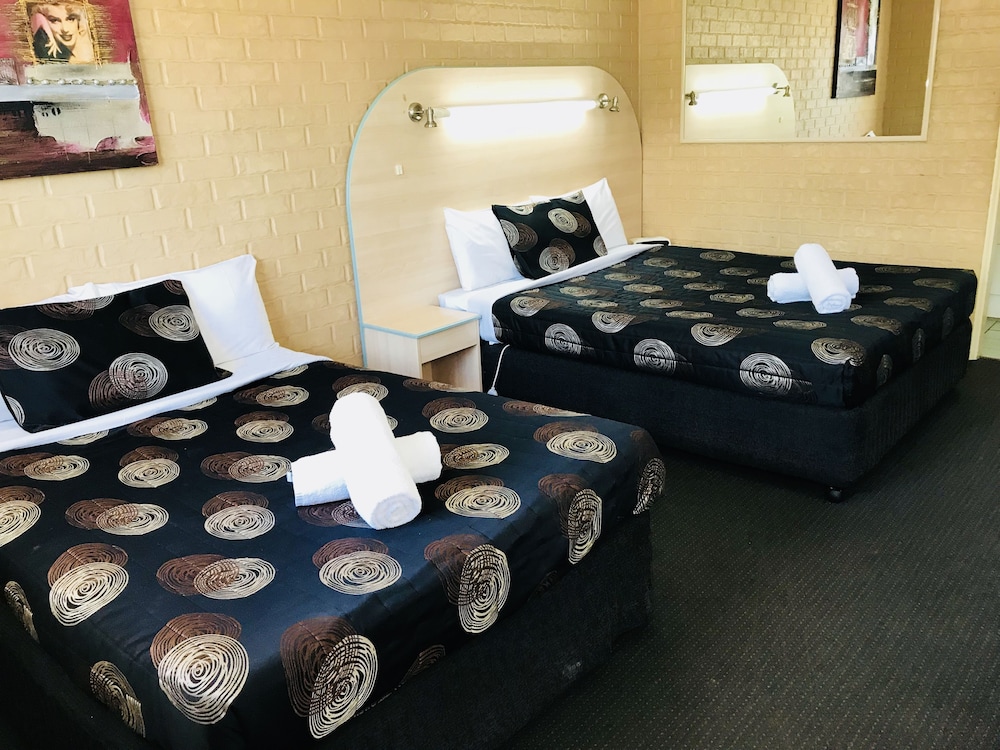 THE SHAMROCK HOTEL 7/38