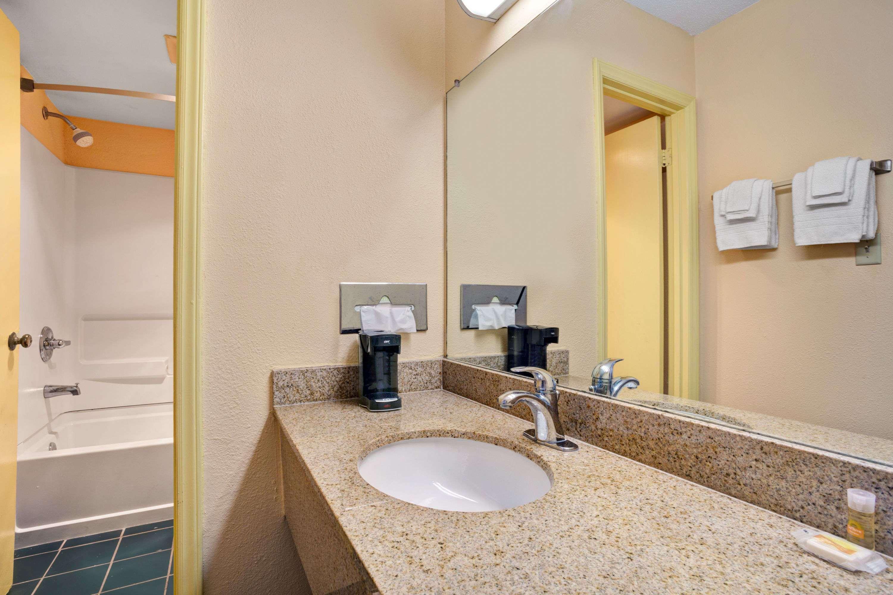 Days Inn by Wyndham Elizabeth City 20/21