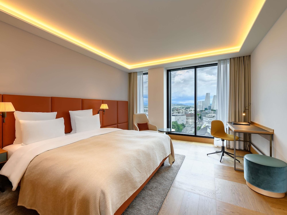 DELUXE, KING BED