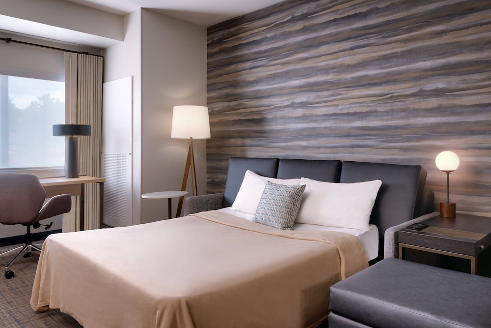 STUDIO, KING BED, SOFA, BALCONY