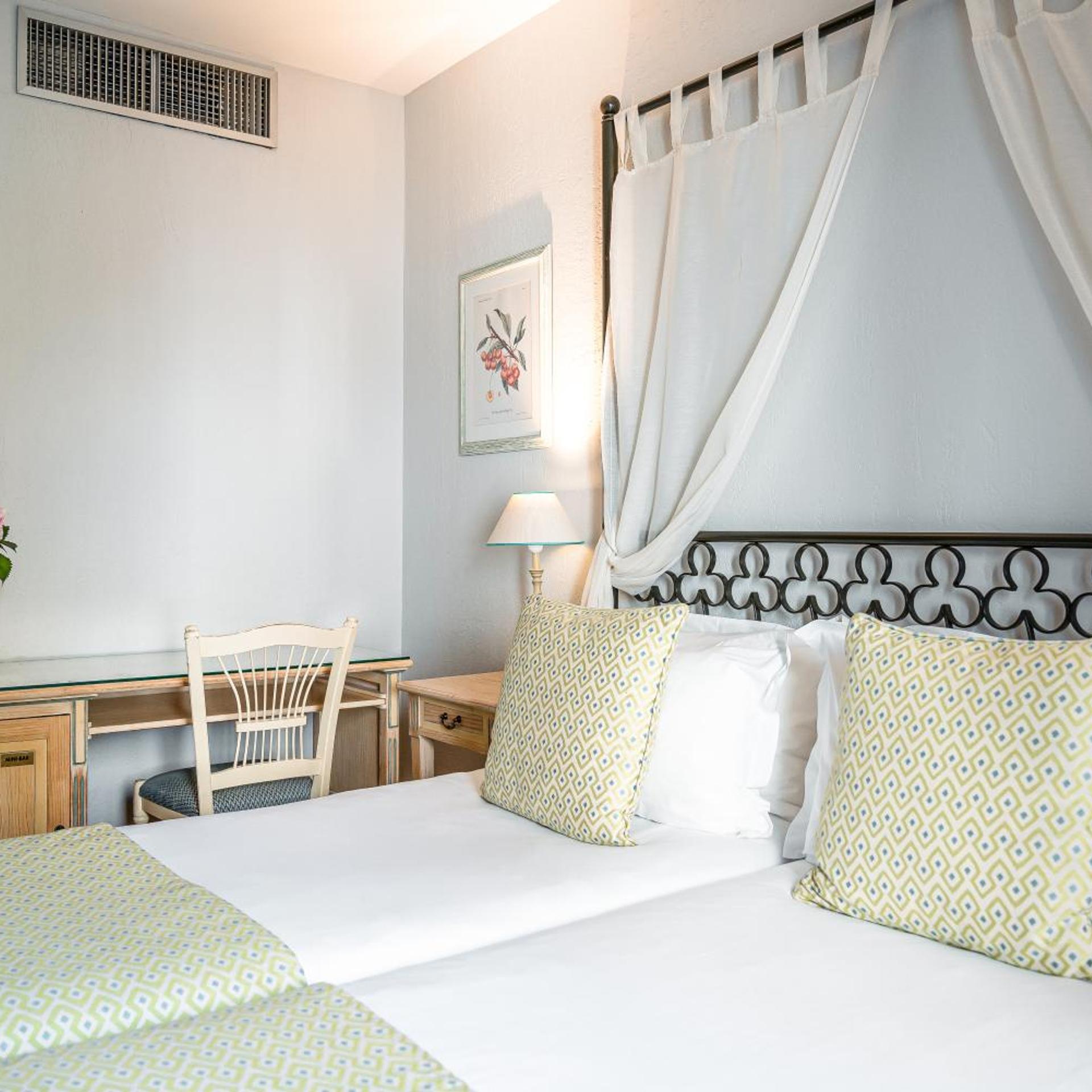 ROOM, TWIN BEDS