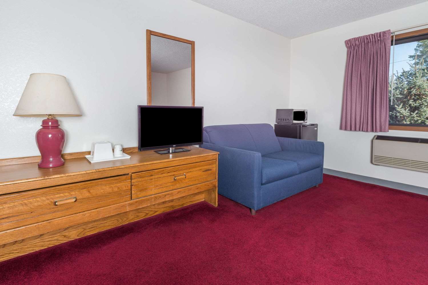 Super 8 by Wyndham Front Royal 20/24