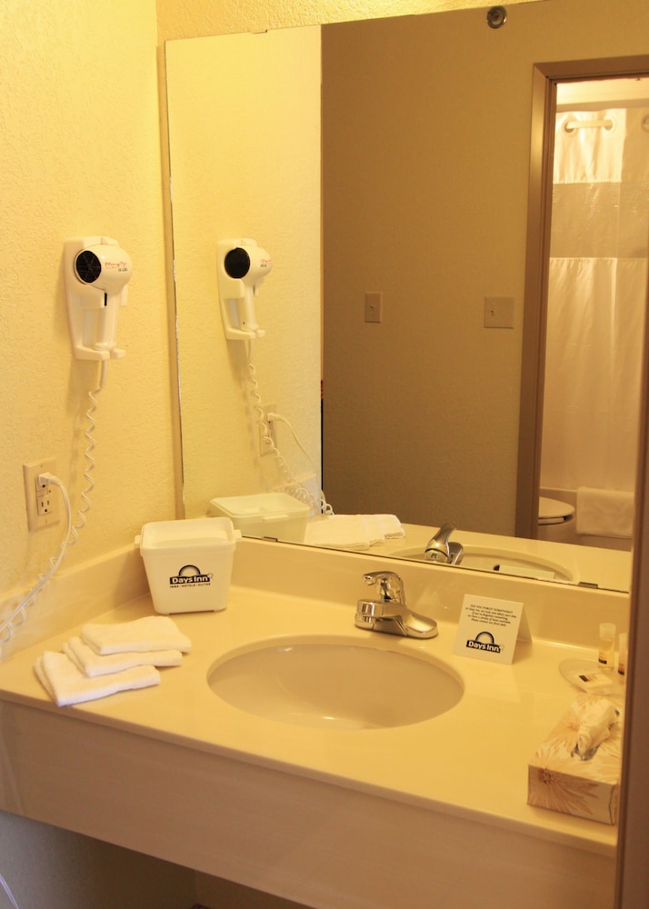 Days Inn & Suites by Wyndham Thompson 11/32