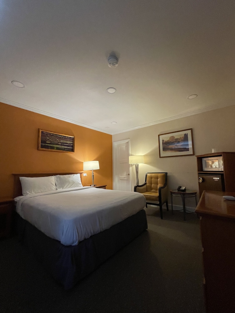 Howard Johnson by Wyndham Ridgecrest, CA 16/63