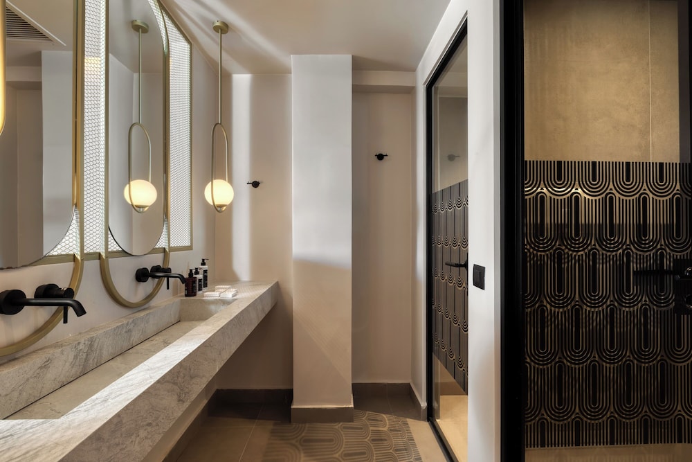 Castelo Boutique Suites by the sea 74/76