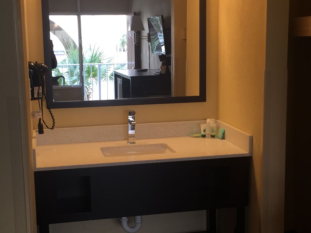 Blu Atlantic Oceanfront Hotel Suites 43/59