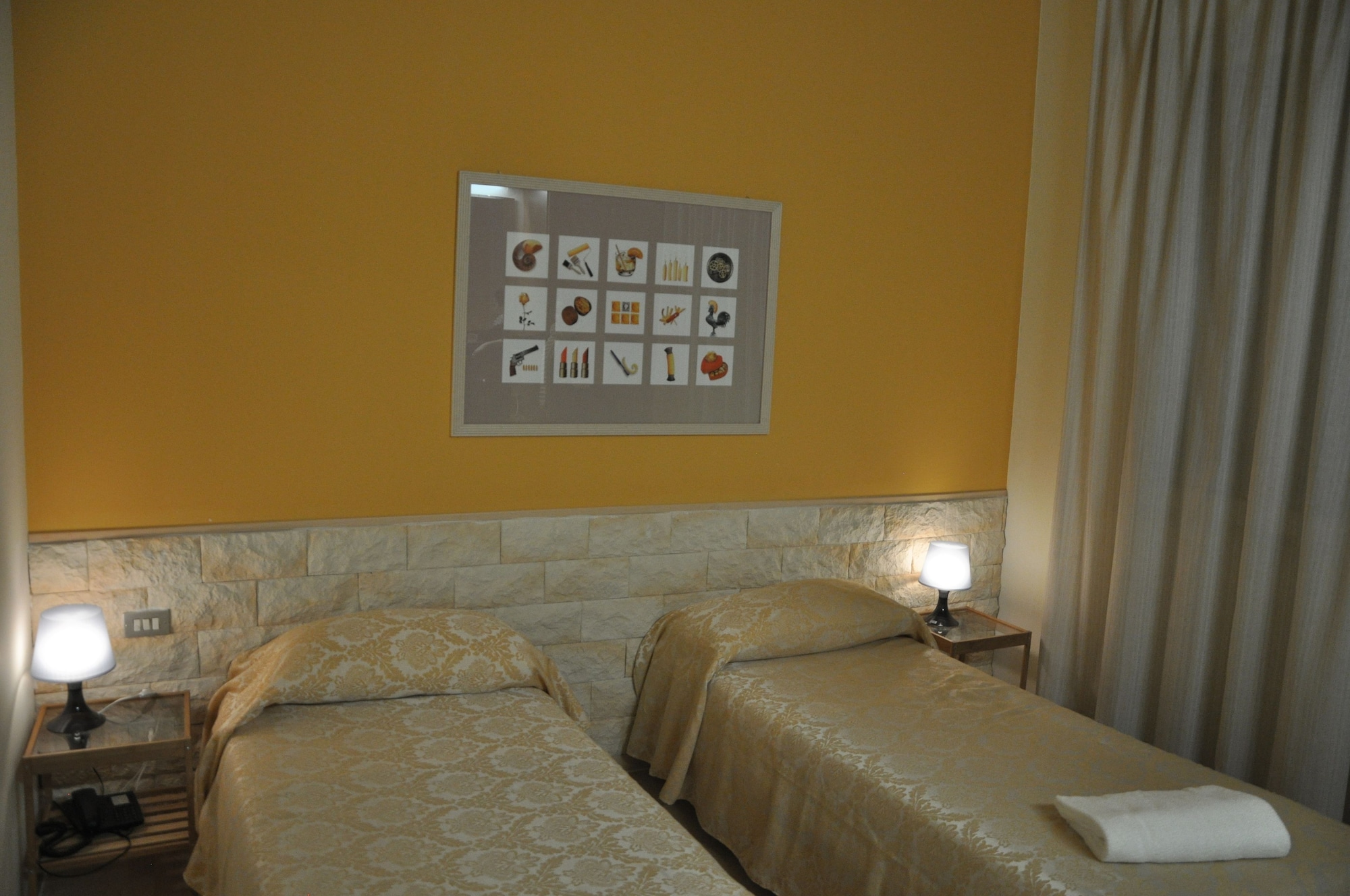 ROOM, TWIN BEDS