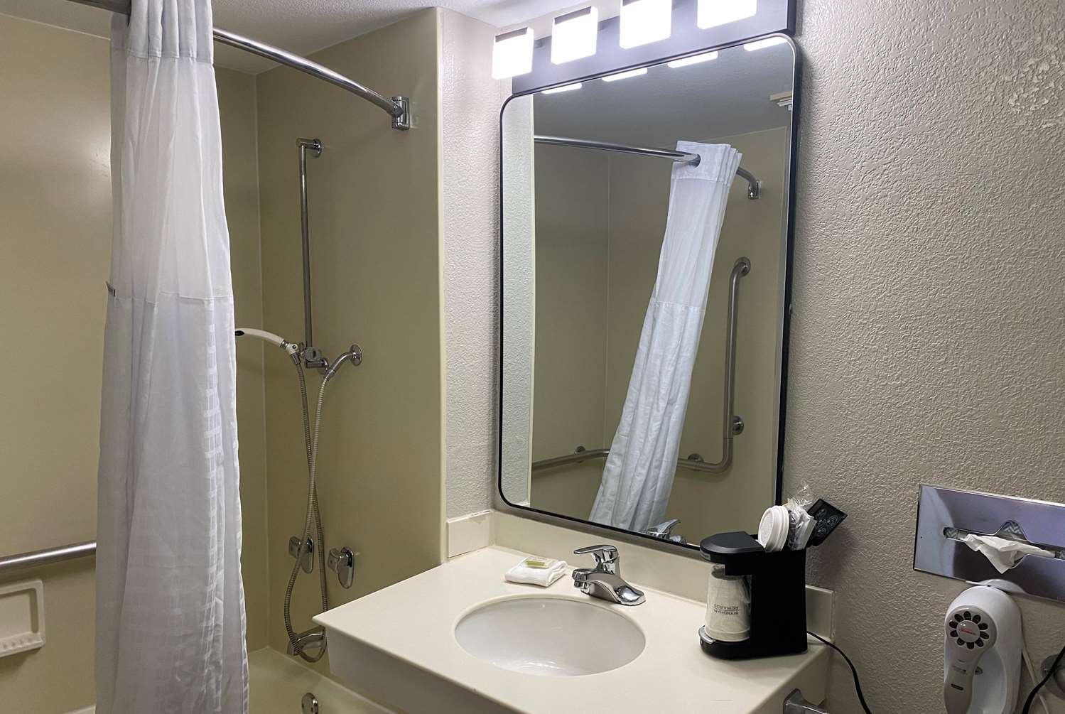 Days Inn & Suites by Wyndham Arlington Heights 31/36