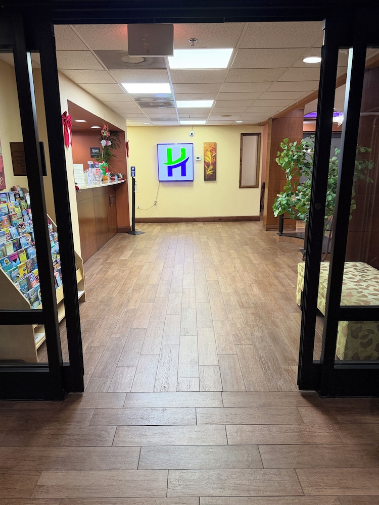 Home Town Inn And Suites 11/47