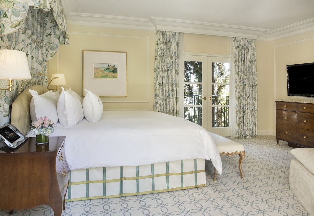 DELUXE, KING BED