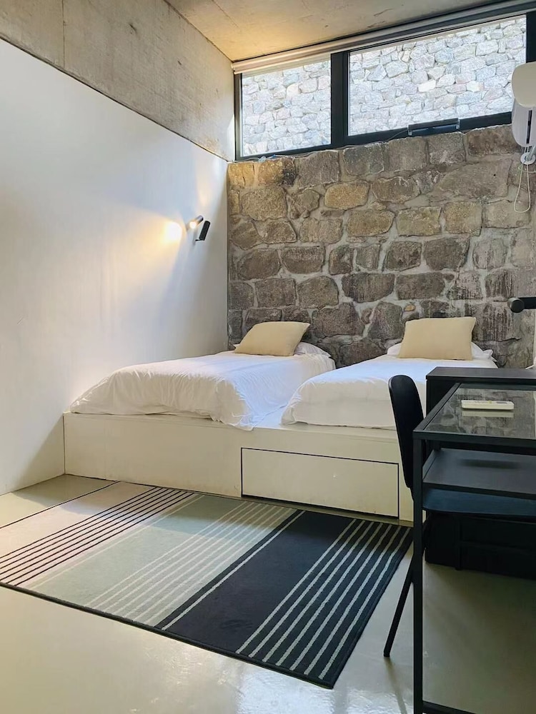 Modern, House, 4 Beds, 2 Queen Beds