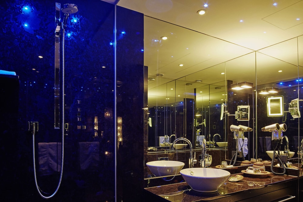Savoy Hotel 33/33