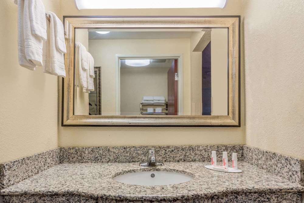 Ramada by Wyndham Panama City 8/51
