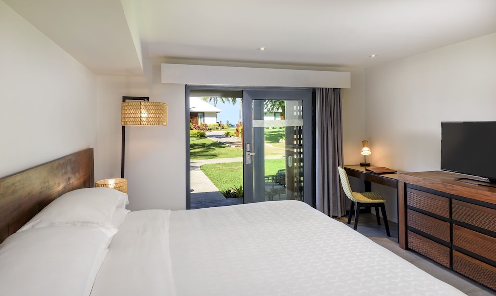 Room, King Bed, Island View