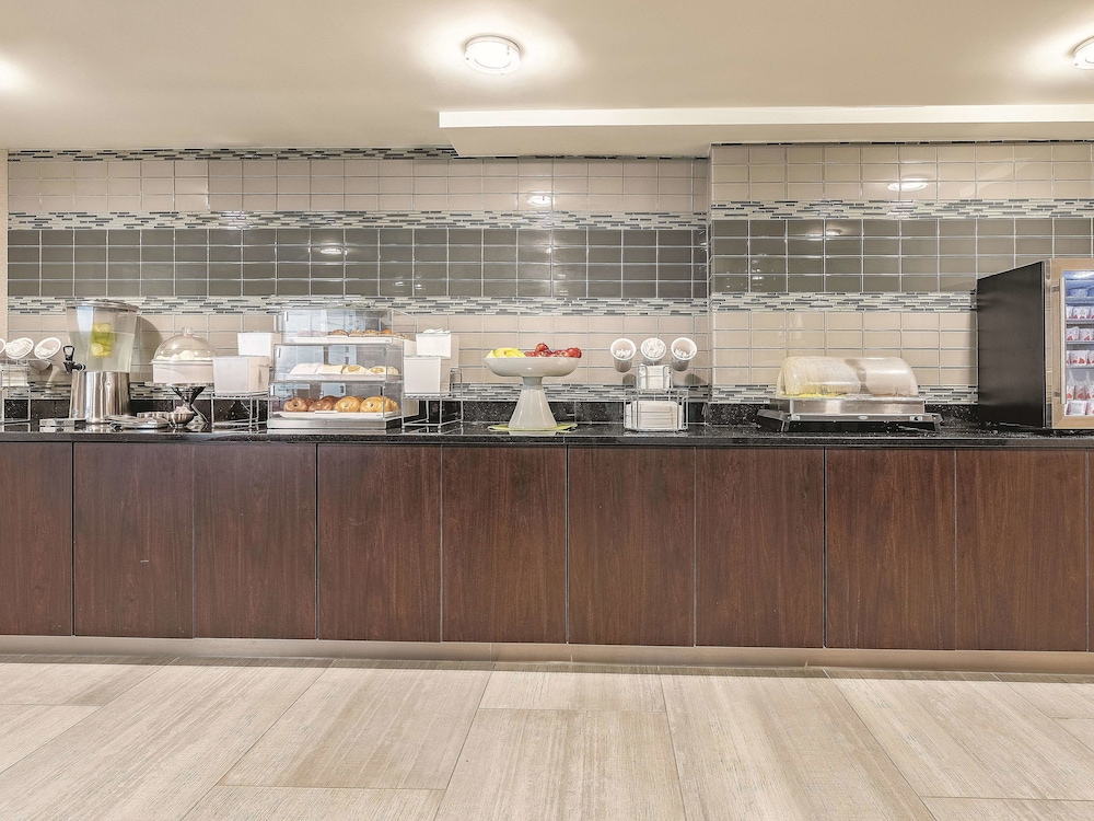 La Quinta Inn and Suites by Wyndham Portland 13/50