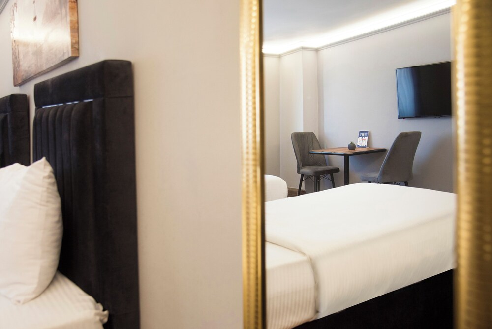Zendy Suite Hotel 53/88