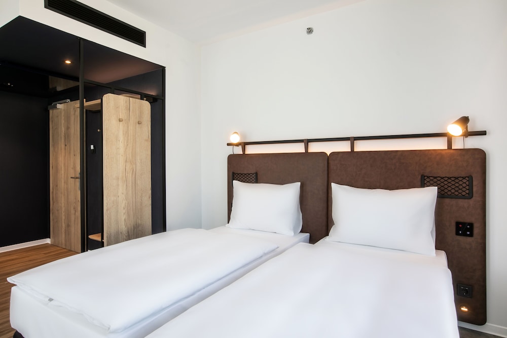 COMFORT, TWIN BEDS