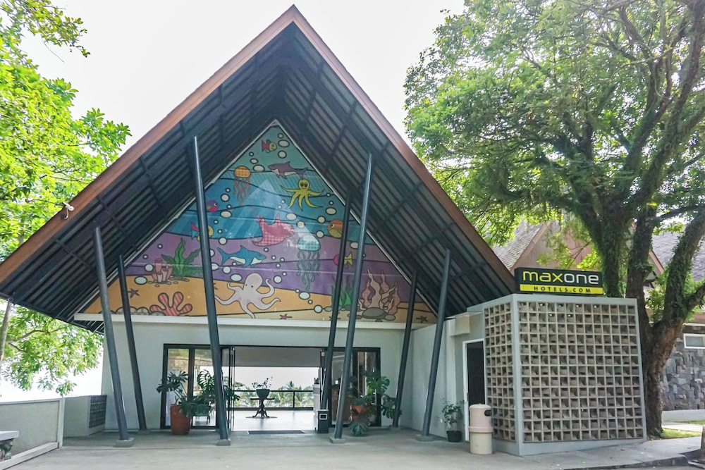 MaxOneHotels.com at Anyer 1/42